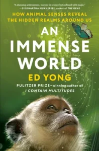 Featured image for Résumé de 'Un monde immense : comment les sens des animaux révèlent les royaumes cachés qui nous entourent' par Ed Yong