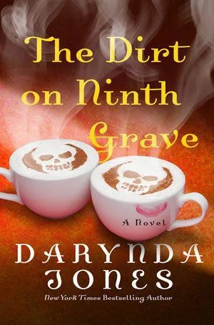 Featured image for Résumé de "The Dirt on Ninth Grave" par Darynda Jones