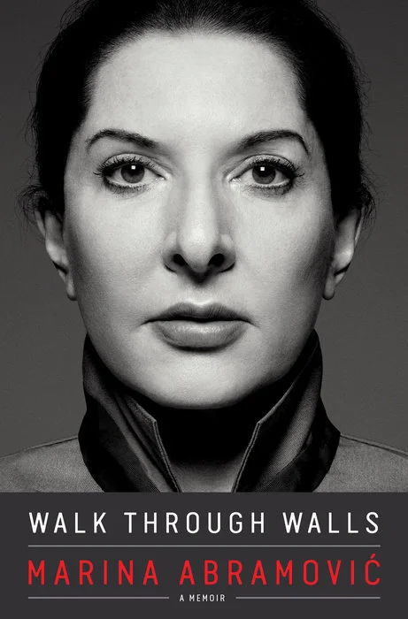 Featured image for Résumé de "Walk Through Walls : Un mémoire" par Marina Abramović