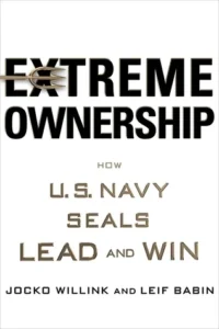 Featured image for Résumé de 'Extreme Ownership : Comment les Navy SEALs américains mènent et gagnent' par Jocko Willink et Leif Babin