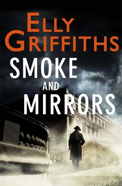 Featured image for Résumé de 'Smoke and Mirrors' par Elly Griffiths