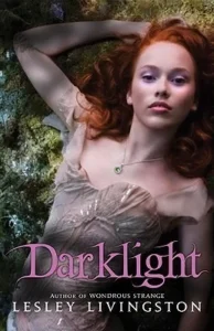Featured image for Résumé de 'Darklight' par Lesley Livingston
