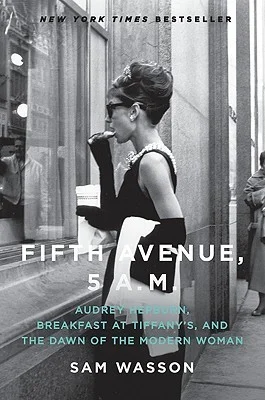 Featured image for Résumé de « Fifth Avenue, 5 A.M. : Audrey Hepburn, Breakfast at Tiffany's, and the Dawn of the Modern Woman » par Sam Wasson