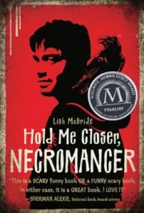 Featured image for Résumé de 'Hold Me Closer, Necromancer' par Lish McBride
